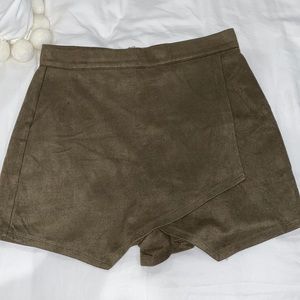 Suede olive green mini skort. Zipper in back.
